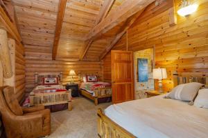 En eller flere senge i et værelse på Woodland Log-1887 by Big Bear Vacations