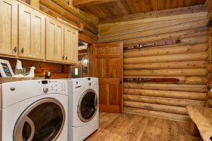 Billede fra billedgalleriet på Woodland Log-1887 by Big Bear Vacations i Big Bear Lake