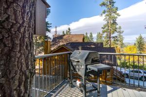 Billede fra billedgalleriet på Woodland Log-1887 by Big Bear Vacations i Big Bear Lake