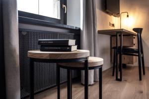 un tavolo con libri sopra di esso in cucina di Ansitz Fonteklaus a Chiusa