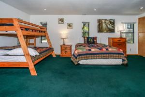 un dormitorio con dos camas y una litera en Breezy Estate-114 by Big Bear Vacations, en Big Bear Lake