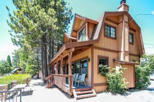 Una casa con dos sillas en el porche de la misma. en Breezy Estate-114 by Big Bear Vacations, en Big Bear Lake