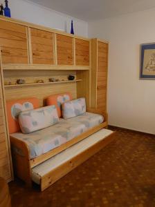 Pokój z drewnianym łóżkiem z poduszkami w obiekcie 4PA51 Résidence du Port d'Avall w mieście Collioure