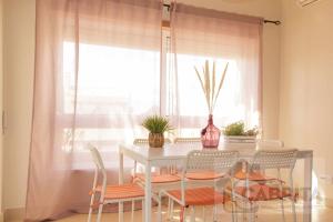 a dining room with a table and chairs and a window at Apartamento Tropical Royal Cabanas Golfe by YHA in Conceição