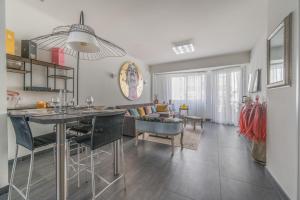 cocina y sala de estar con mesa y sillas en Le Grain d'or, en Cannes
