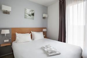 Ένα ή περισσότερα κρεβάτια σε δωμάτιο στο Residhotel Le Grand Prado +37 φωτογραφίες