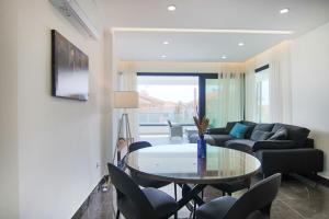 uma sala de estar com uma mesa e um sofá em Phaedrus Living: City View Anna Residence 102 em Limassol