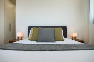 uma cama com dois candeeiros em cada lado em Phaedrus Living: City View Anna Residence 102 em Limassol