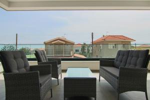 um grupo de cadeiras e uma mesa numa varanda em Phaedrus Living: City View Anna Residence 102 em Limassol