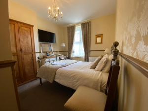 Rúm í herbergi á Rowan Tree Guest House