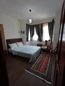 מיטה או מיטות בחדר ב-Leila old house