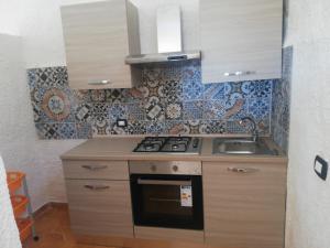 Kuchyň nebo kuchyňský kout v ubytování house scoglio di scibiliana