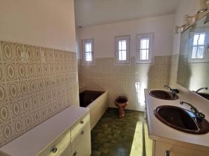 y baño con 2 lavabos y bañera. en Villa les Oyats en Bréhal