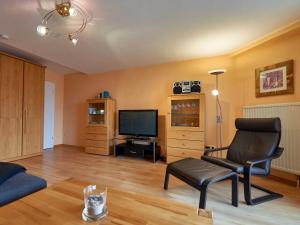 TV a/nebo společenská místnost v ubytování Villa Strandidyll - WG13 mit Meerblick
