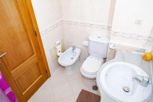 een badkamer met een toilet en een wastafel bij Tatiana 1 bedroom apartment in Albufeira