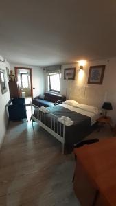 Postel nebo postele na pokoji v ubytování Borgo Antico Santa Lucia