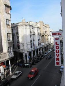 vistas a una calle con coches y edificios en HOTEL DU LOUVRE en Casablanca