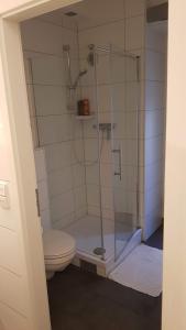 Et badeværelse på BudgetRooms - souterrain-private rooms & kitchen