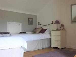 Uma cama ou camas num quarto em Meadow Cottage