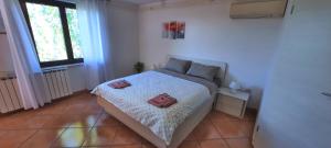 Postel nebo postele na pokoji v ubytování Apartment Burja with Olive Grove & Salt Pans View