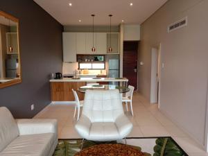 Η κουζίνα ή μικρή κουζίνα στο Zimbali Suites 619 +14 φωτογραφίες
