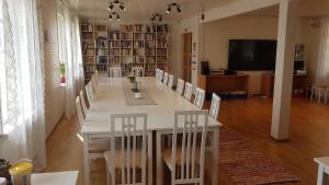 a dining room with a long table and chairs at Pähni külalistemaja in Rõuge
