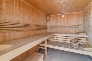 uma sauna de madeira com bancos de madeira num quarto em Chalet Martin em Sankt Anton am Arlberg