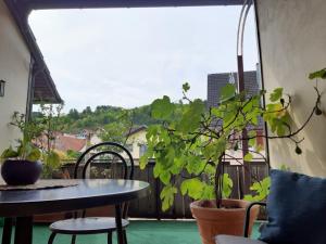 einen Balkon mit einem Tisch und einem großen Fenster in der Unterkunft Ferienwohnung "kleine galerie" in Königheim