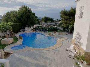 哈維亞的住宿－villamarco，庭院中间的游泳池