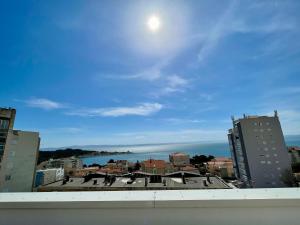 uma vista para uma cidade a partir do telhado de um edifício em Villa Lory em Makarska