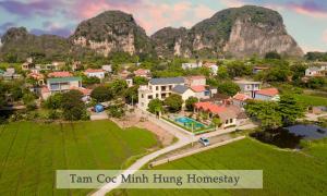 uma vista aérea de um resort com montanhas ao fundo em Tam Coc Minh Hung Homestay em Ninh Binh