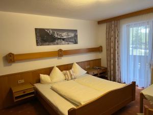 Postel nebo postele na pokoji v ubytování Hotel Pension Siggi