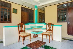 een kamer met 2 stoelen en een tafel bij OYO 90928 Wisma Asri Putra Syariah in Bogor