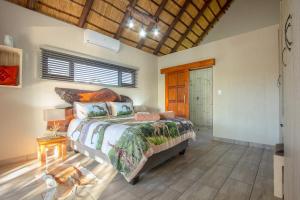 una camera con un letto di Call of the Fish Eagle Self-catering Holiday Home with solar a Marloth Park