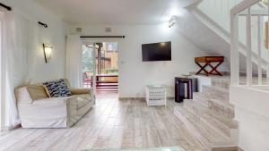 ein Wohnzimmer mit Sofa und Fernseher in der Unterkunft San Lameer Villa 3002 by Top Destinations Rentals in Southbroom