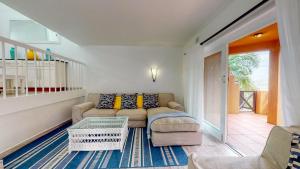 ein Wohnzimmer mit Sofa und Tisch in der Unterkunft San Lameer Villa 3002 by Top Destinations Rentals in Southbroom