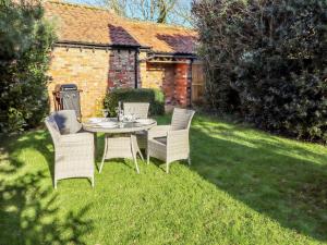 a table and chairs in the grass in a yard at The Pine in Skegness