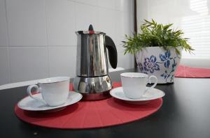 Utensilios para hacer té y café en Apartamento Las Rozas Village