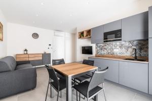 A kitchen or kitchenette at Appartamenti Ariosti a un passo da Piazza Maggiore