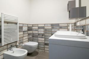 A bathroom at Appartamenti Ariosti a un passo da Piazza Maggiore Még 27 kép