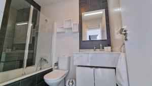 łazienka z toaletą, umywalką i prysznicem w obiekcie Slyline 40 Lujoso apartamento de 1 dormitorio - Muy soleado w mieście Benidorm