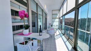 balkon ze stołem i kwiatami w obiekcie Slyline 40 Lujoso apartamento de 1 dormitorio - Muy soleado w mieście Benidorm