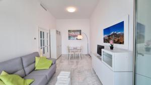 salon z kanapą i telewizorem w obiekcie Slyline 40 Lujoso apartamento de 1 dormitorio - Muy soleado w mieście Benidorm