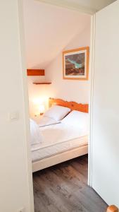 泰爾米尼翁的住宿－Au coeur du Parc National de la Vanoise Appart Termignon Val Cenis，一间卧室,配有两张床