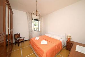 a bedroom with a bed with two towels on it at AL PORTO DI SANTA in Santa Margherita Ligure