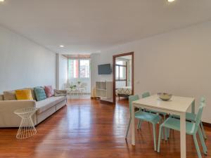 Posedenie v ubytovaní Bright Townhouse - Views - 5 min walk to the Beach