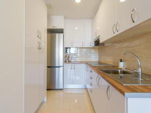 Kuchyňa alebo kuchynka v ubytovaní Bright Townhouse - Views - 5 min walk to the Beach