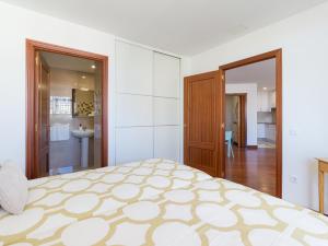 Posteľ alebo postele v izbe v ubytovaní Bright Townhouse - Views - 5 min walk to the Beach