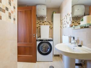 Kúpeľňa v ubytovaní Bright Townhouse - Views - 5 min walk to the Beach