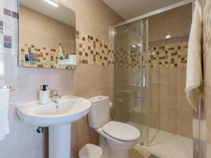 Kúpeľňa v ubytovaní Bright Townhouse - Views - 5 min walk to the Beach + 29 fotografií
